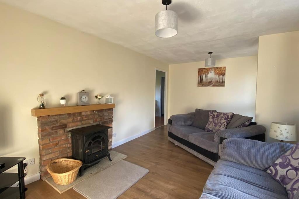 Cheerful 3 Bedroom Bungalow With Indoor Fire Place Gloucester Exterior photo